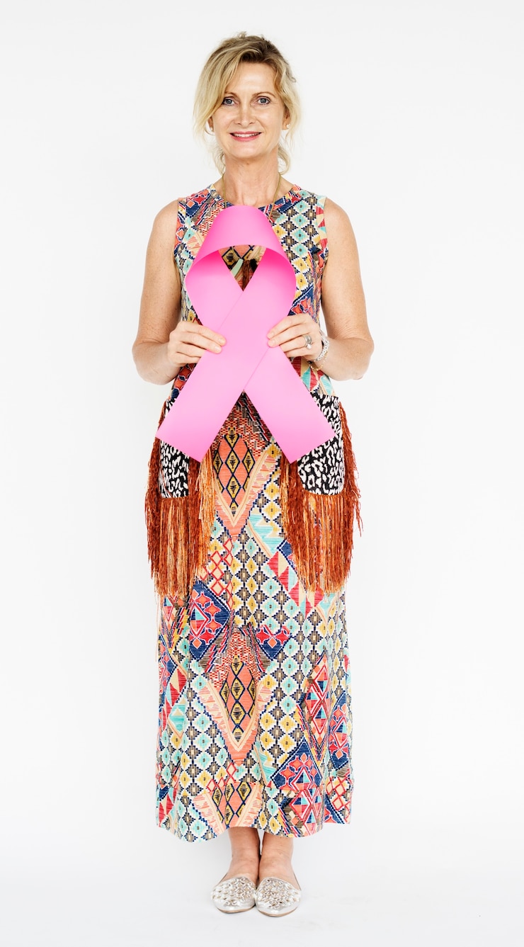 Fotografie hands hold show pink ribbon cancer awareness
