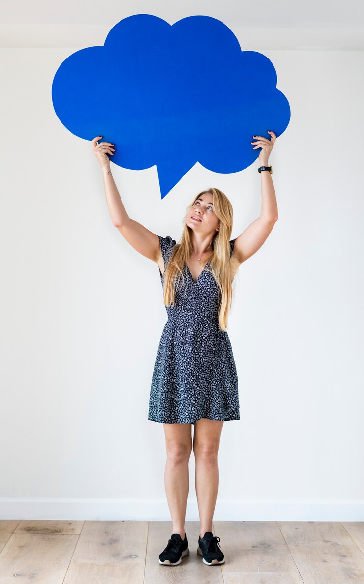 Fotografie happy caucasian woman holding copyspace speech bubble