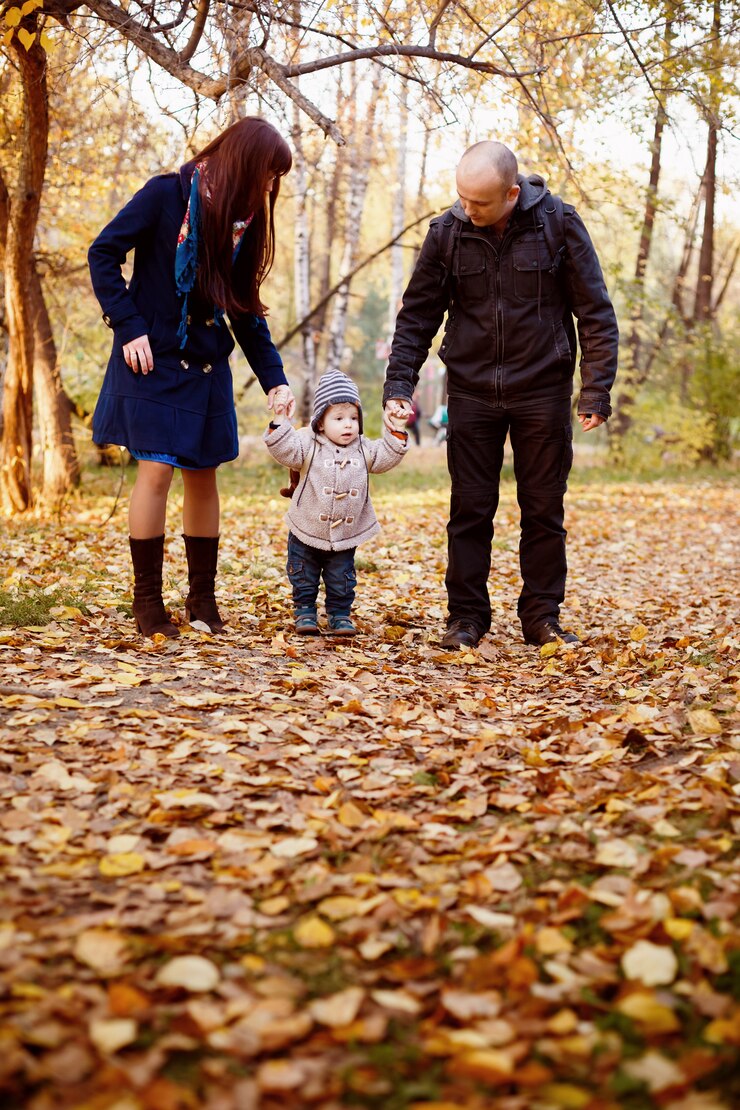 Fotografie happy family walking in the autumn park 