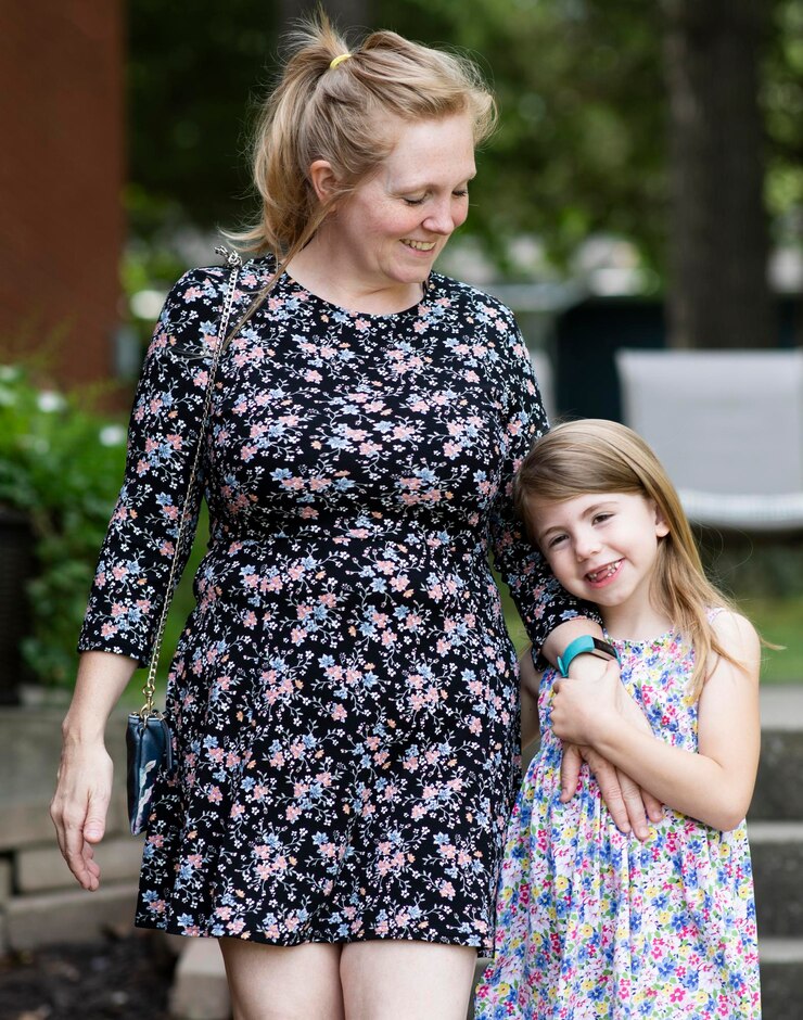 Fotografie happy mother and daughter standing at park