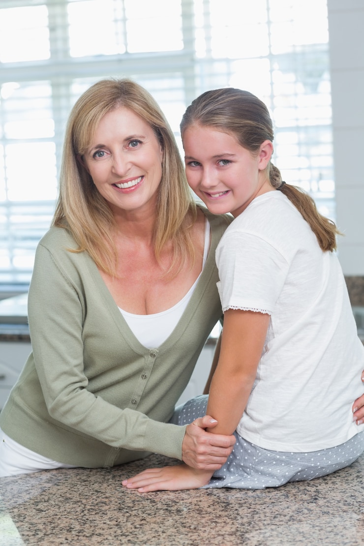 Fotografie happy mother embracing her daughter 