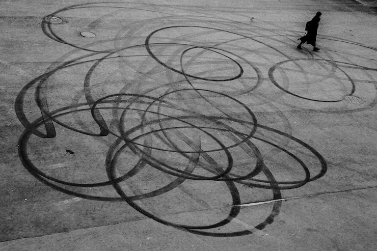 Fotografie high angle view of woman walking on street