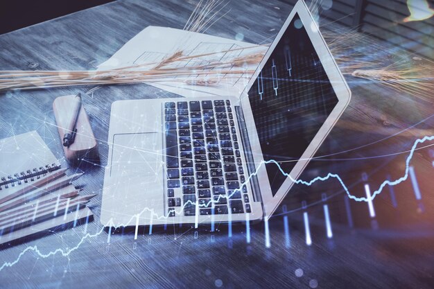 Hologram grafu Forex trhu a pozadí osobního počítače. Multi expozice. Koncept investice