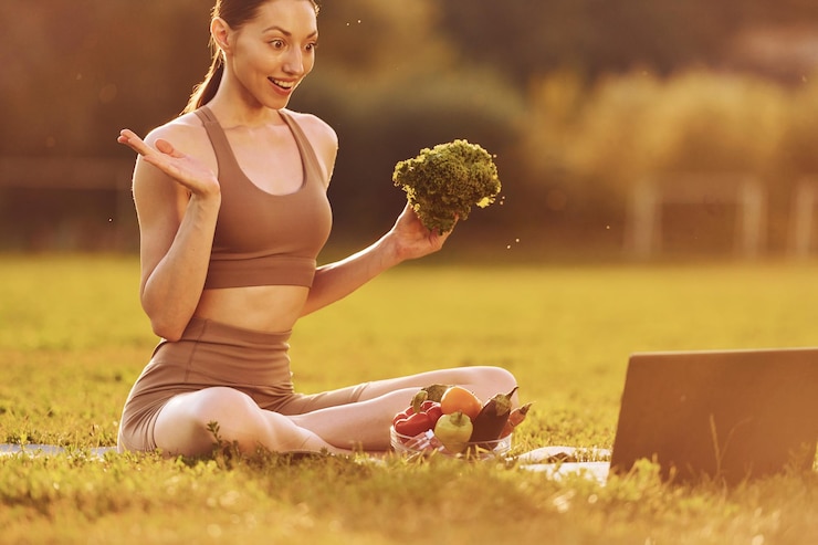 Fotografie illuminated by sunlight young woman in yoga clothes is outdoors on the field