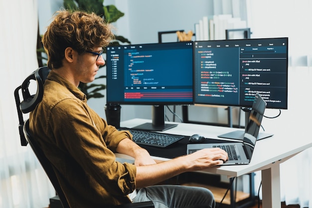 IT vývojář ve stresu a přepracovaný při vytváření online softwarového kódu Gusher