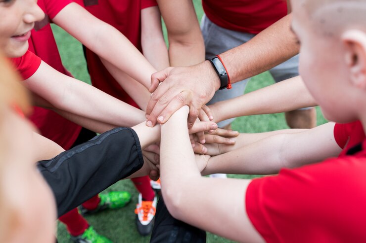 Fotografie junior team joining hands