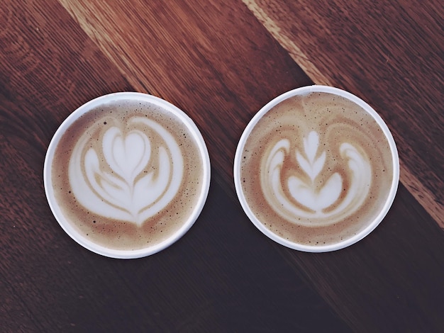 Káva cappuccino na stole z vysokého úhlu