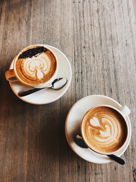 Káva cappuccino na stole z vysokého úhlu