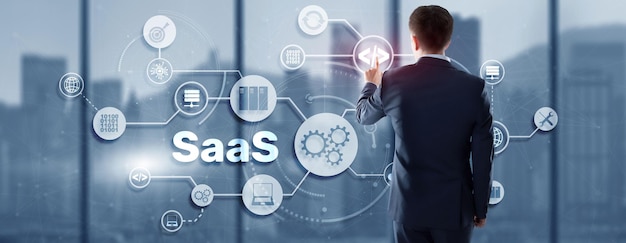 Koncept SaaS Software as a Service s rukou muže, která stiskne text
