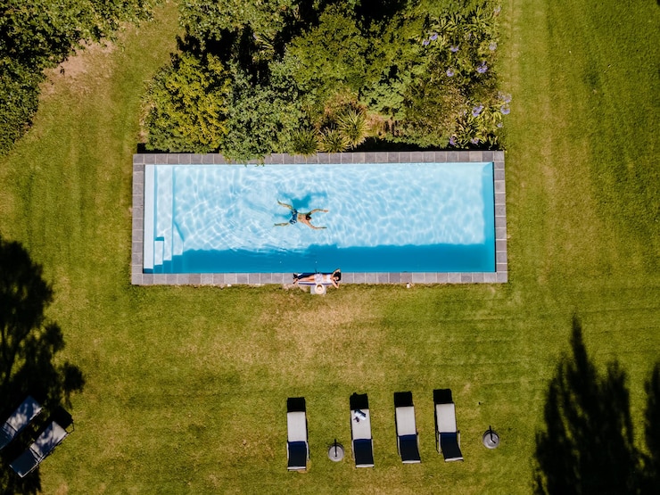 Fotografie lidé kráčející po poli