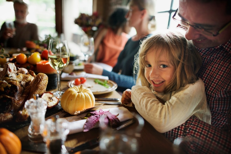 Fotografie little girl hugging father thanksgiving celebration concept