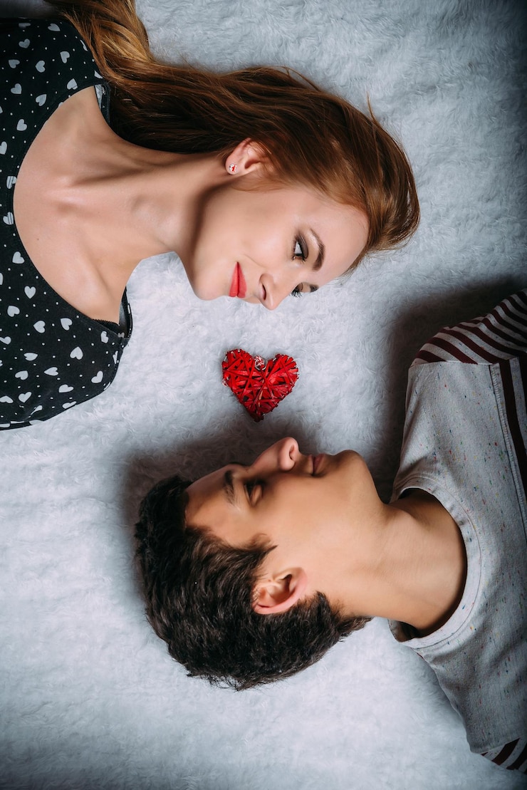 Fotografie lovers lie on the floor and valentine heart
