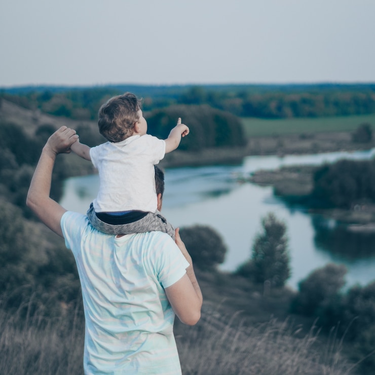 Fotografie loving family. father and his son baby boy playing and hugging outdoors. happy dad and son outdoors. concept of father's day.