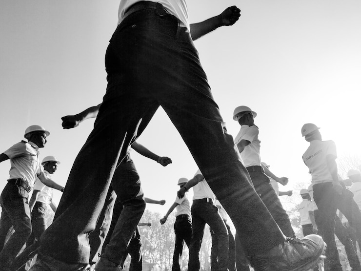 Fotografie low angle view of people standing against clear sky