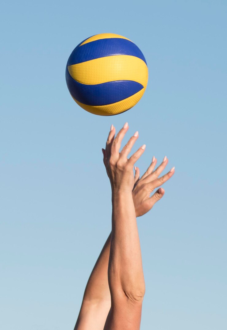 Fotografie low angle view of person hand against blue sky with ball