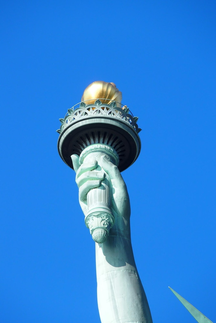 Fotografie low angle view of statue against blue sky