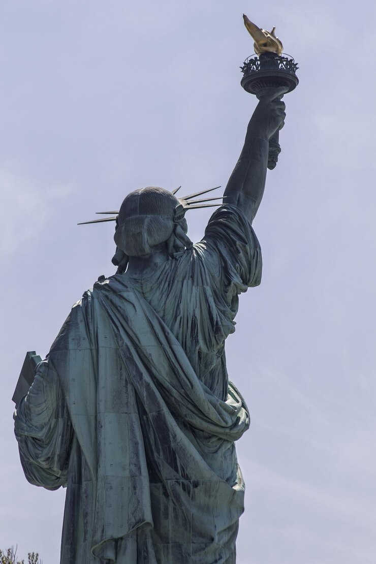 Fotografie low angle view of statue
