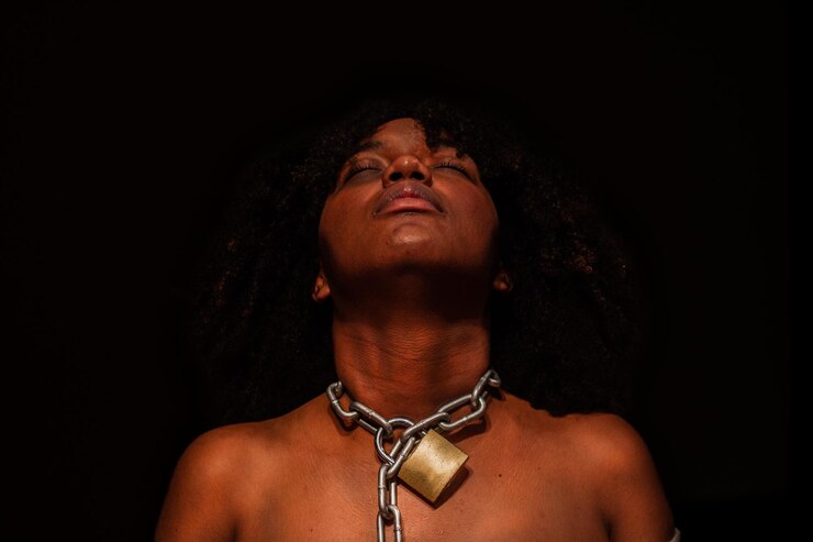 Fotografie low angle view of young man against black background