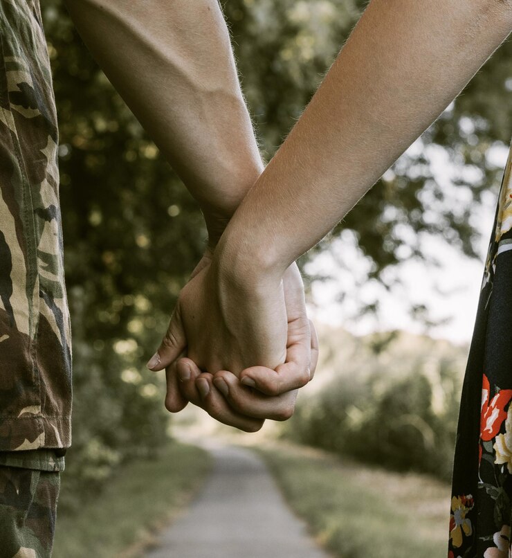 Fotografie low section of couple with hands