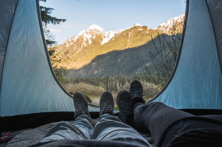 Fotografie low section of men in tent against sky