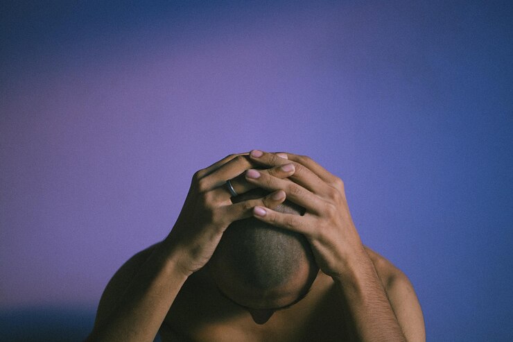 Fotografie man contemplating against blue background