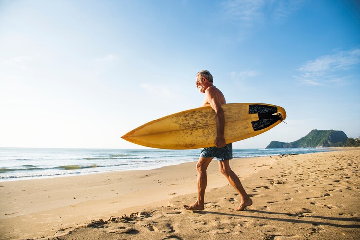 Fotografie mature surfer ready to catch a wave