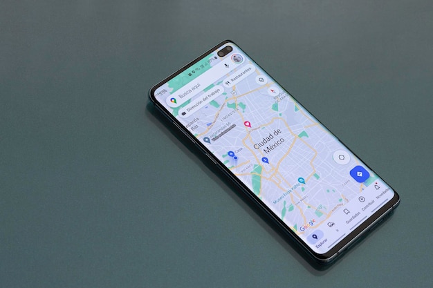 Mexiko CDMX 30. dubna 2022 Mobilní telefon na skleněném stole a Mapy Google na obrazovce