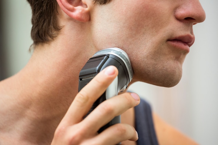 Fotografie mid-section of man shaving with trimmer