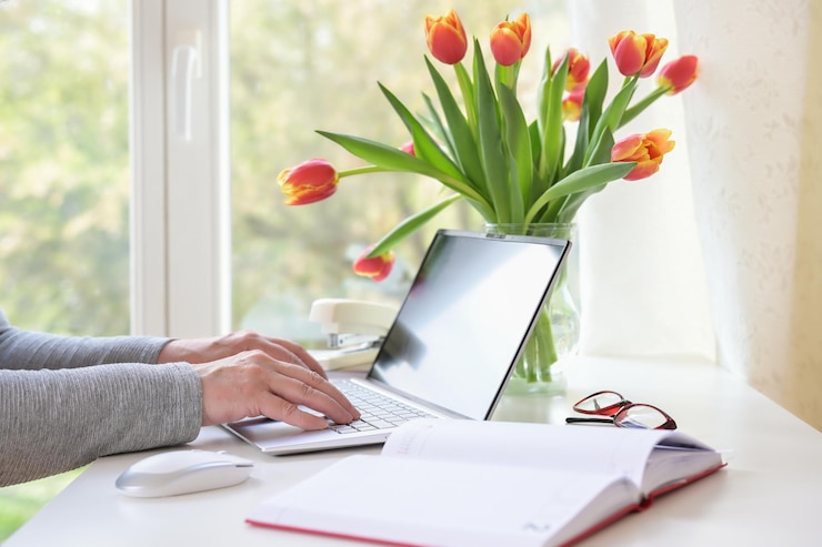 Fotografie midsection of woman using laptop at home