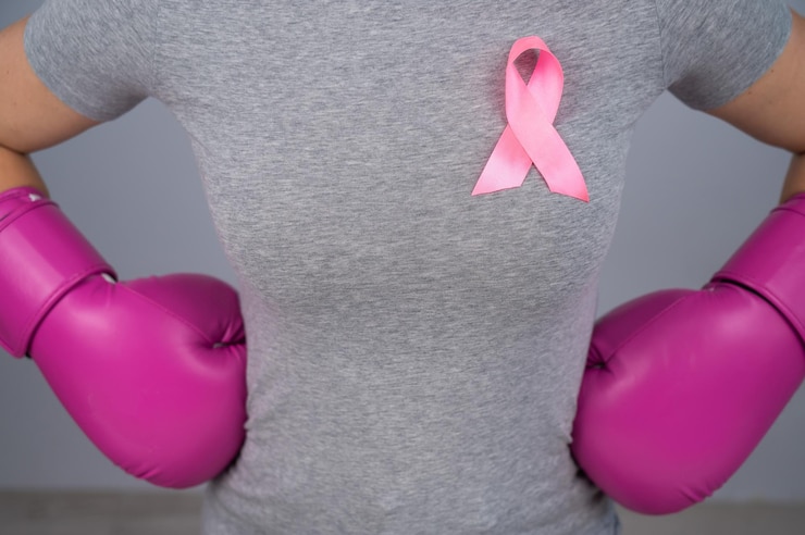 Fotografie midsection of woman with arms crossed