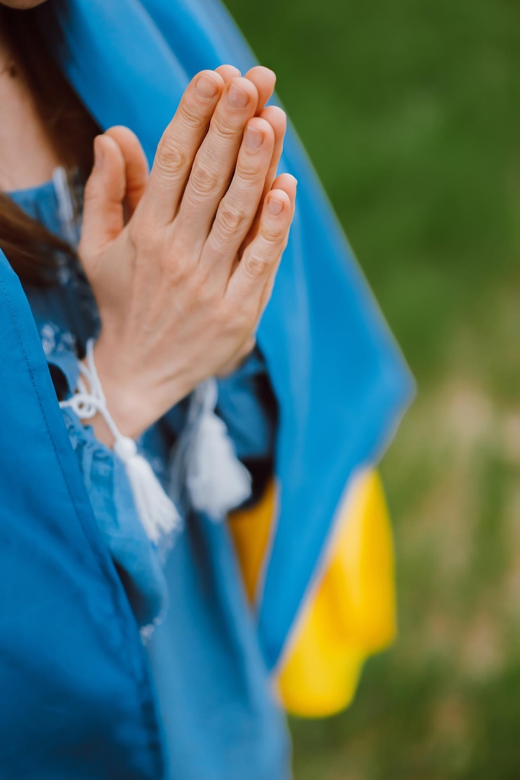 Fotografie midsection of woman with hands clasped