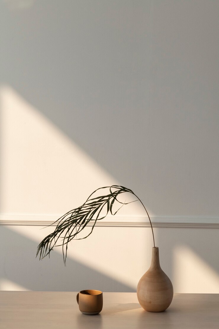 Fotografie minimal wooden vase in a white room with a natural light