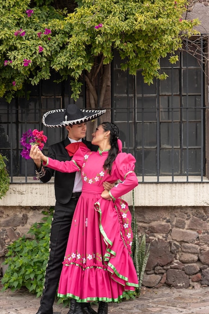 Mladá hispánská žena a muž v průvodu ke Dni nezávislosti nebo Cinco de Mayo nebo na kulturním festivalu
