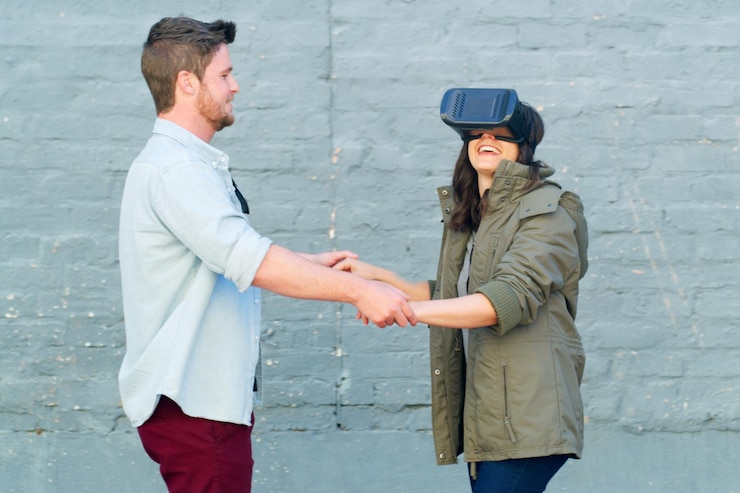 Fotografie moderní technologie jsou opravdu ohromující oříznutý záběr zamilovaného mladého páru, který se baví a společně venku používá headset pro virtuální realitu