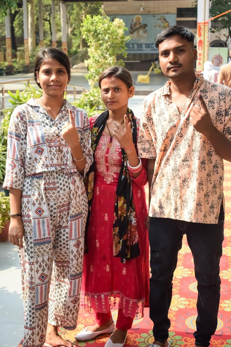 Fotografie new delhi india may 25 2024 unidentified people showing their inkmarked fingers after casting votes in front of polling booth of east delhi area for general lok sabha elections 2024