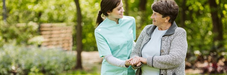 Fotografie nurse and patient in the garden of modern senior home with daily care