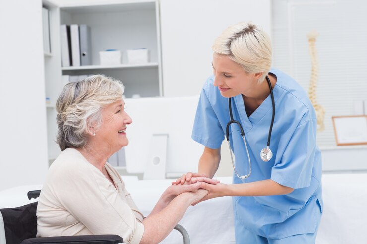 Fotografie nurse holding senior patients hands in clinic