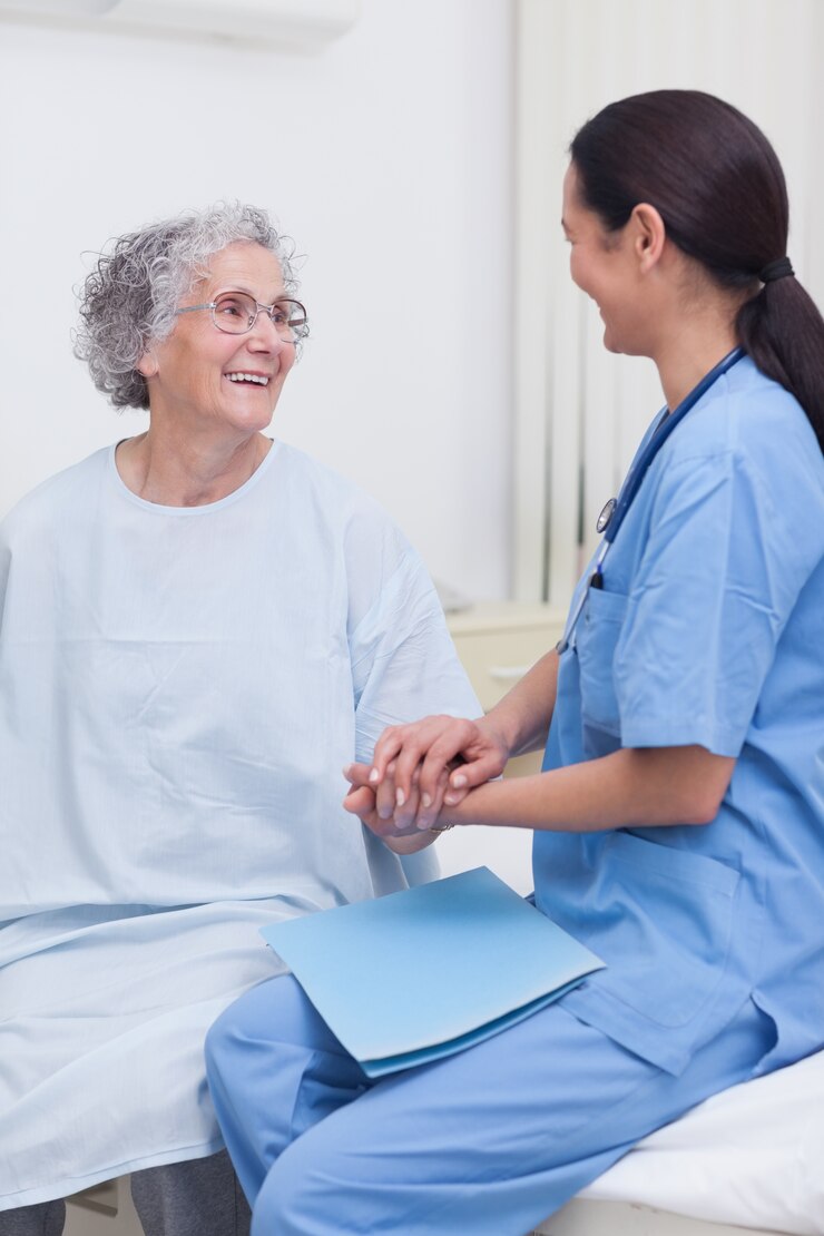 Fotografie nurse sitting on bed with a patient