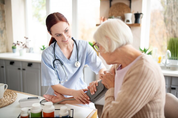 Fotografie nurse wearing uniform measuring blood pressure for pensioner