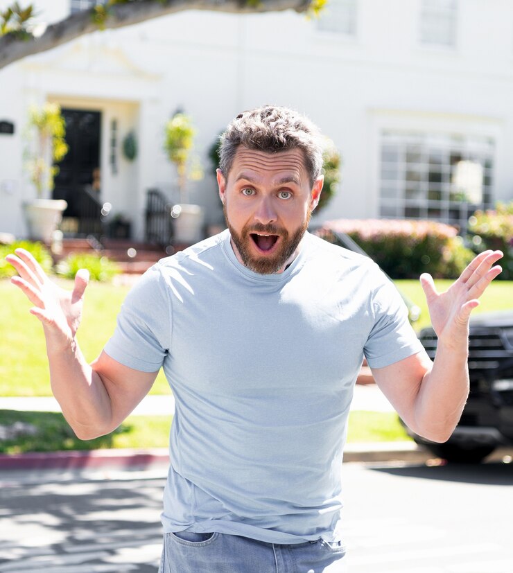 Fotografie oh my god. happy amazed bearded man celebrate success. mature guy express happiness. amazement about good news. positive feelings and emotions. successful man gesturing outdoor.