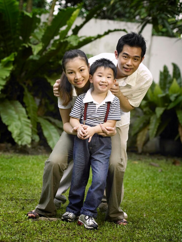 Fotografie parents enjoying with son on field at yard