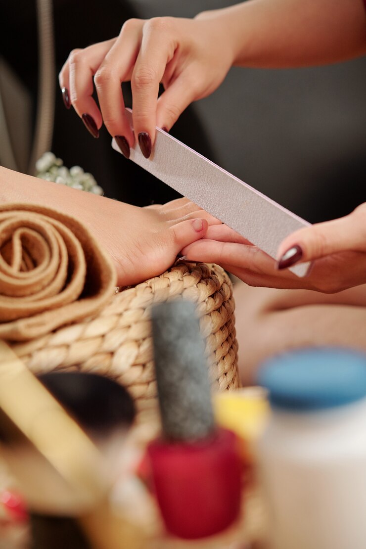 Fotografie pedicurist filing toenails