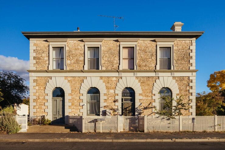 Fotografie penola, austrálie, 10. dubna 2023: budova penola national bank v městečku penola ve vinařské oblasti coonawarra za slunného podzimního rána v jižní austrálii, austrálie