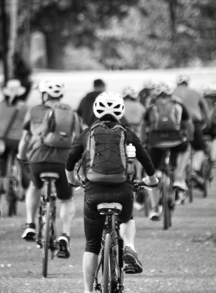 Fotografie people riding bicycle on road