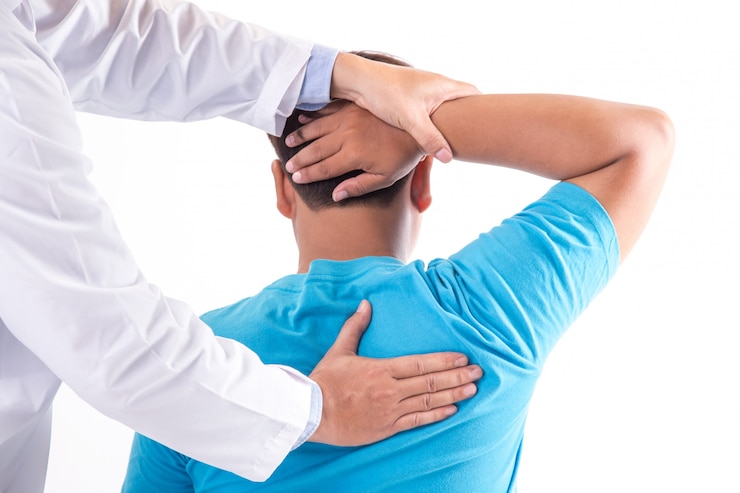 Fotografie physiotherapist working with patient in clinic, closeup