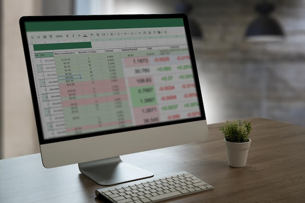 Podnikatel pracující s daty a grafy v tabulkových dokumentech pro online analýzu projektu Microsoft Excel, řídicího panelu, účetnictví a digitálních záležitostí
