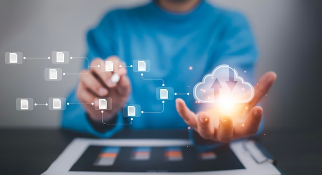 Podnikatelé používají notebook se systémem cloud computingu, ukládání dat a přenos dat, cloudová síť, cloudová technologie, sdílení sítí a internetových služeb, stahování, nahrávání a internetové služby