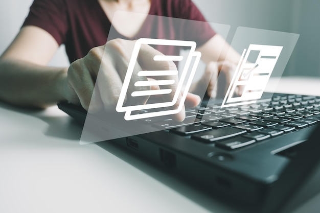 Podnikatelka používá dotykovou obrazovku prstu, složka spravuje soubory, online správa dat, systém správy dokumentů DMS, přístup k souborům dokumentů s bezpečnostní strukturou, návrh dokumentu, ERP podnik