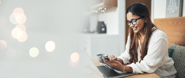 Fotografie podnikatelka s telefonem a notebookem v kavárně pro vzdálenou práci, sociální média a plánování v marketingovém maketovém banneru nebo bokeh překrytí. freelancer v kavárně píše nebo hledá příležitosti na mobilu.