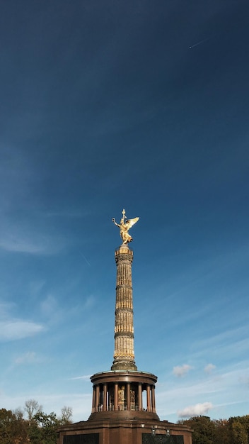 Pohled z nízkého úhlu na monument proti obloze